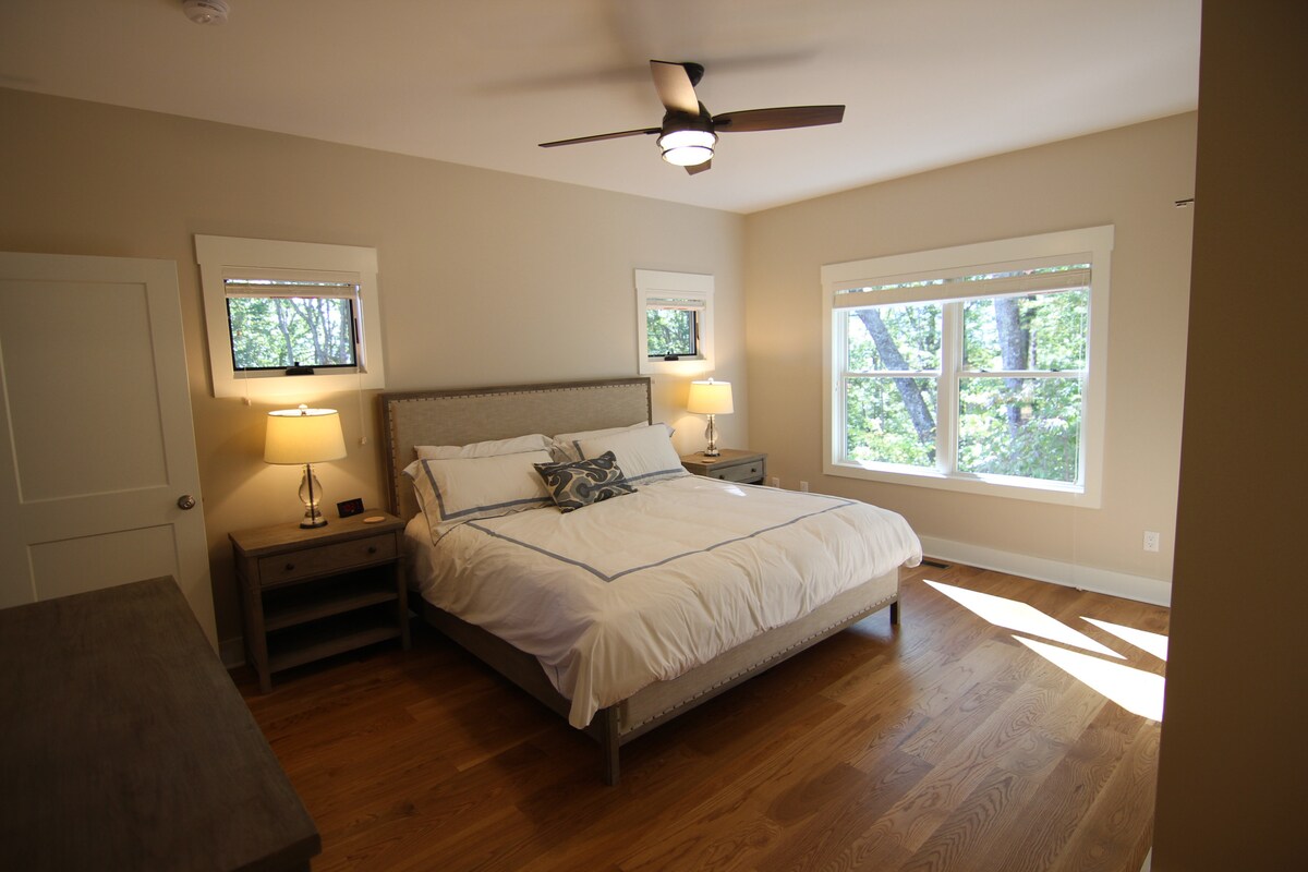 חדר שינה ראשי עם מיטת קינג.