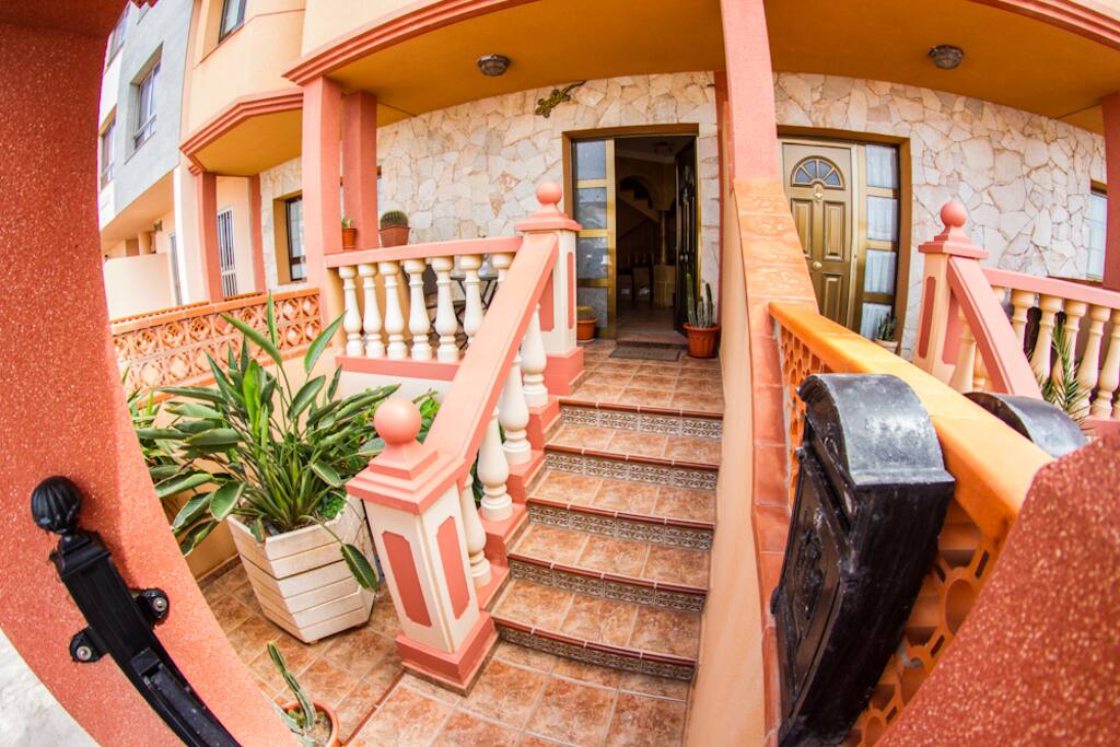 entrada principal de la casa de huespedes compartida
