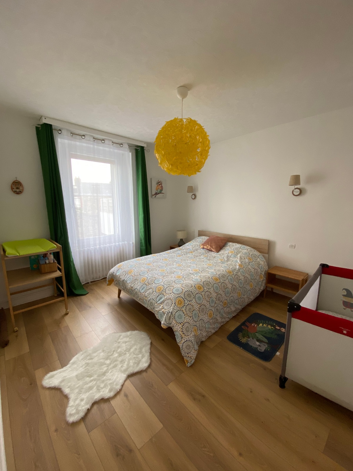 חדר שינה מיטה זוגית 140 ומיטת מטריה, קומה 1