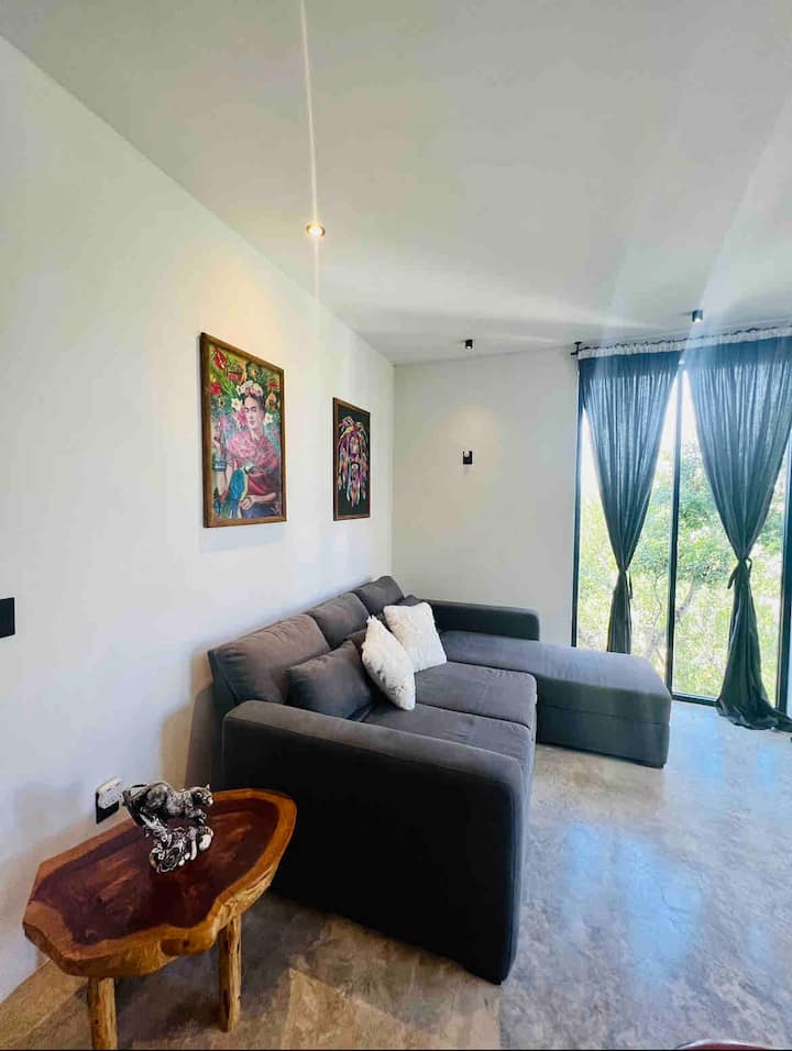 Sala de estar Ft. Relájate con arte y ventanas del suelo al techo con vistas al jardín de la piscina - @Zublime.Tulum 