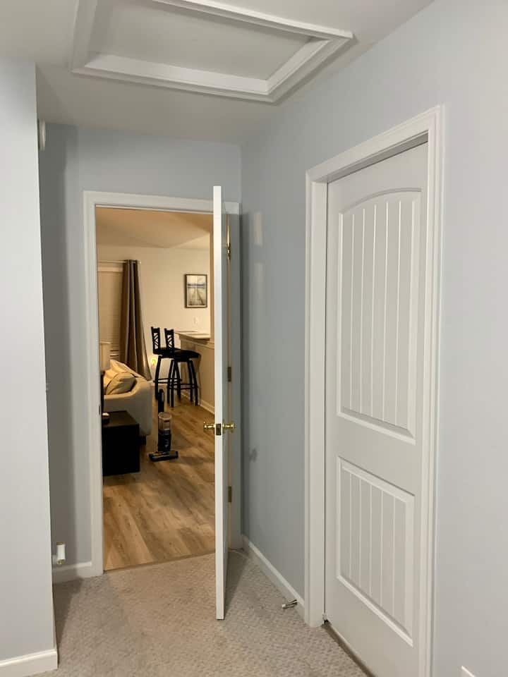 Vstup zo vedľajšej spálne späť do obývacej izby. 7. 8. 2021