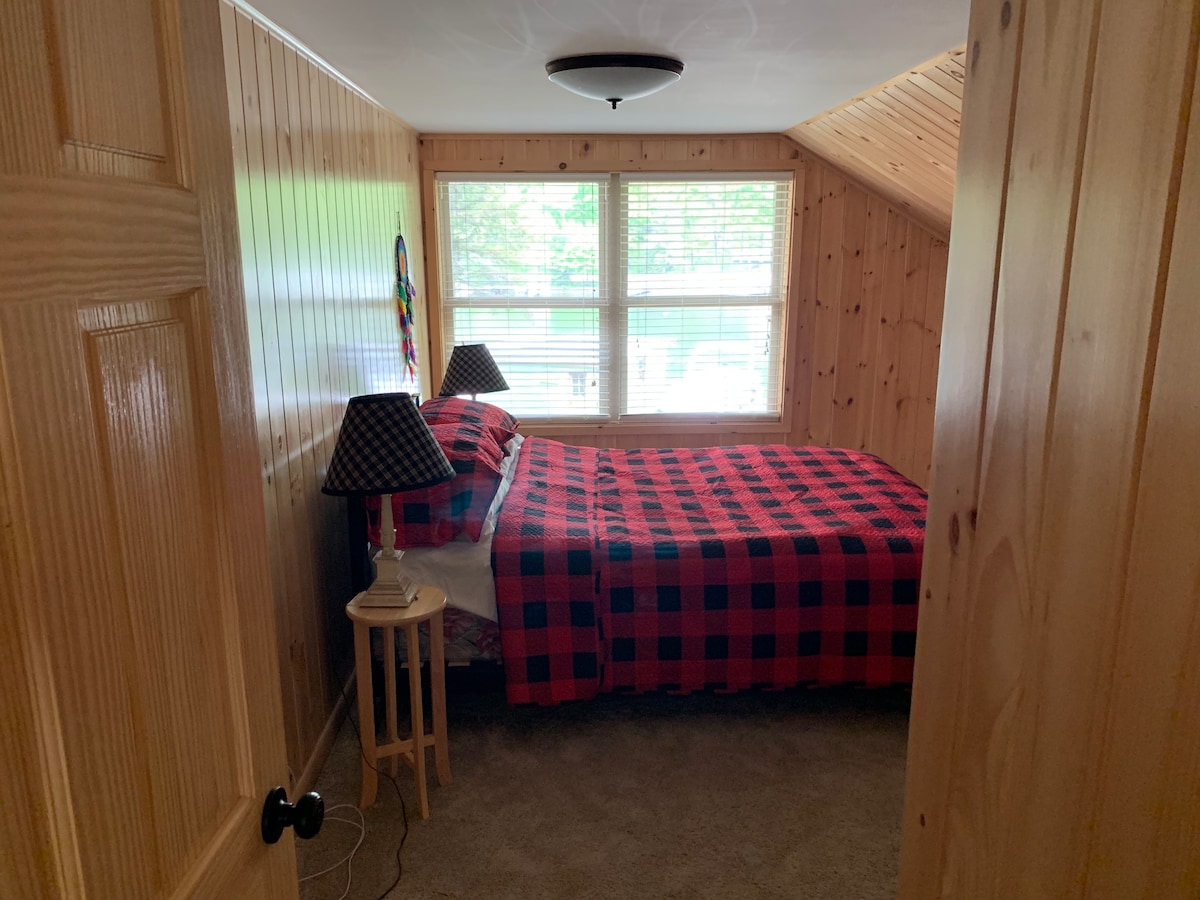 Spálňa na poschodí s manželskou posteľou!