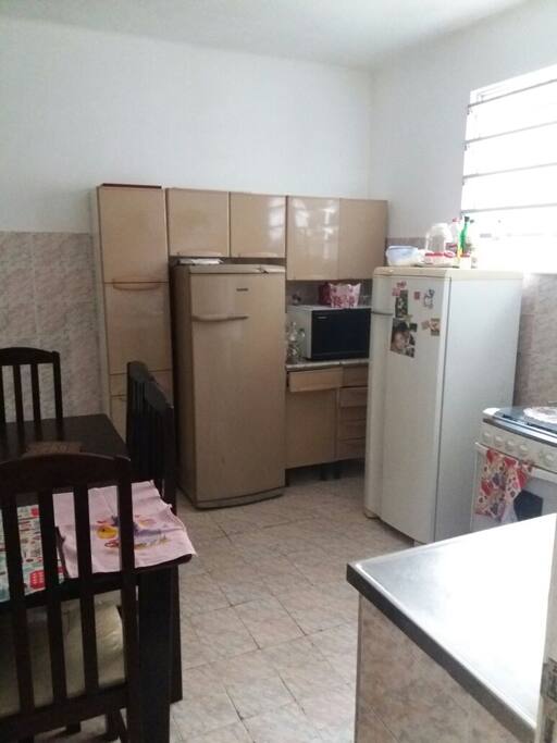 Cozinha! Todos os utensílios podem ser usados! Perfeito pra vc que gostaria de cozinhar ou comprar coisas simples para fazer no Microondas ou manter resfriado nas duas geladeiras!