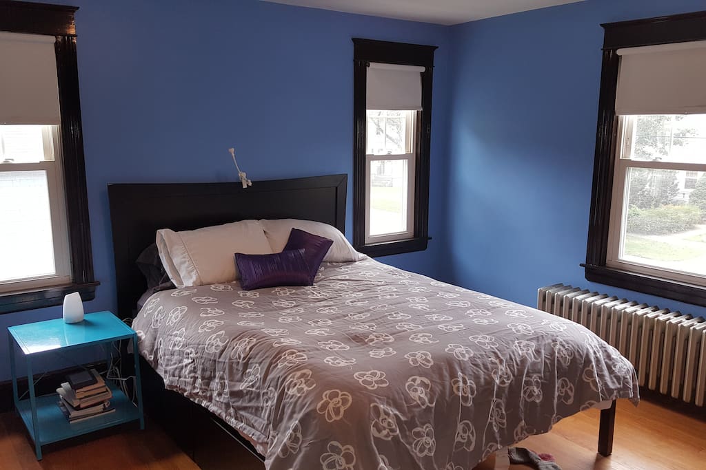 Master, queen bed