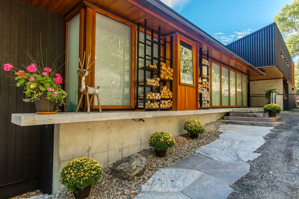 Roadside main entrance