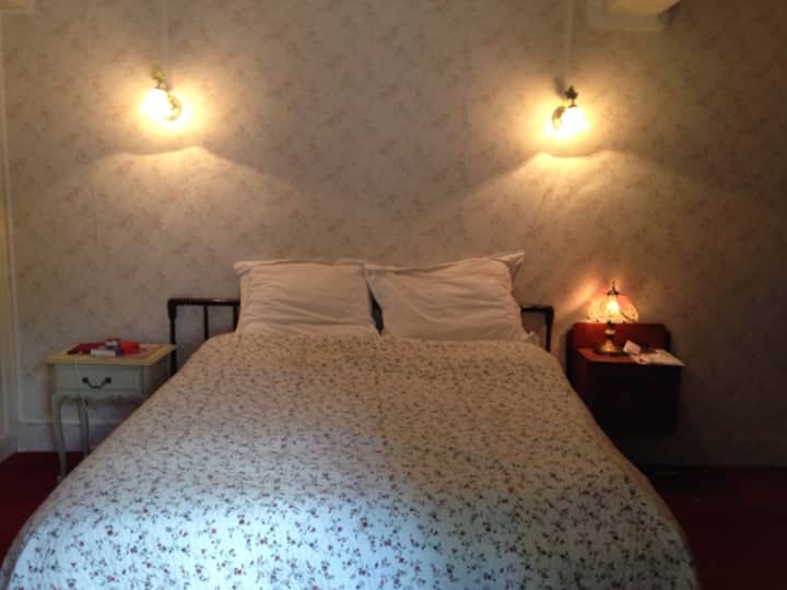 Chumba kikubwa cha kulala (mita 3,5 x 4,5) kwenye ghorofa ya chini na kitanda cha watu wawili