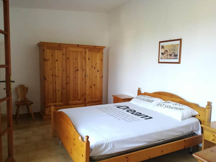 Dormitorio con baño principal en el primer piso 