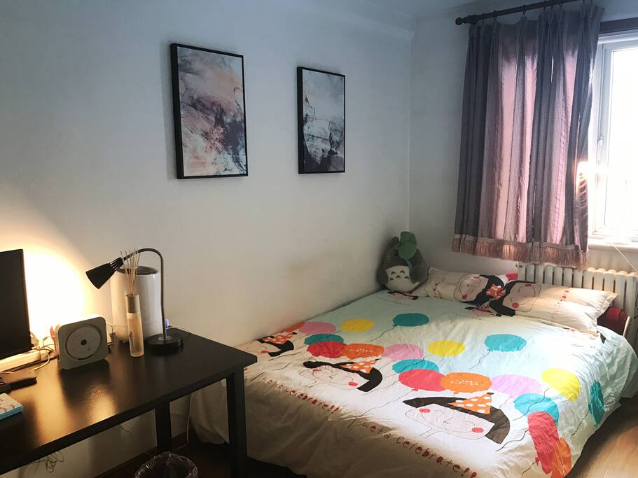 张伞伞喜欢收集各种床上用品,床单每客一换。不仅温馨而且超级干净呢。