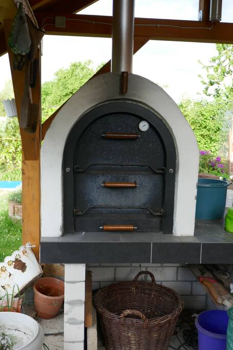Bei unseren Lebensmittel findet Ihr Brot, das in diesem Holzbackofen gebacken wurde.