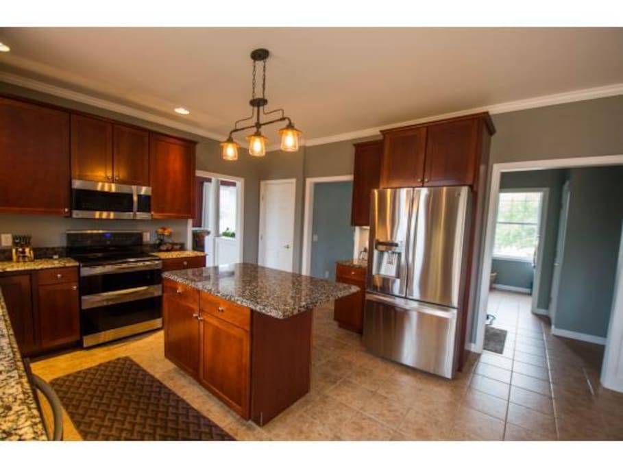 Big bright kitchen with great appliances!