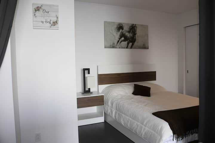 חדר שינה שני עם מיטת קווין סייז. שימו לב שחדר השינה סגור על ידי וילון (לא דלת)