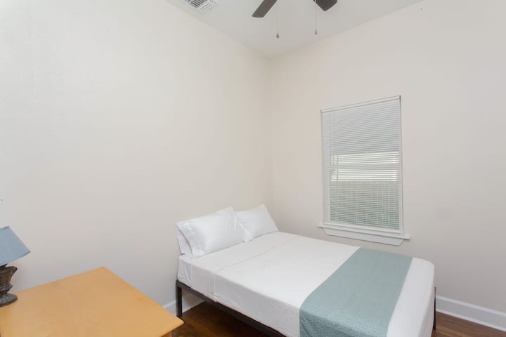 Odmorite se u ovoj elegantnoj sobi s udobnim bračnim krevetom, idealnom za prijatelje ili putnike koji putuju sami i traže udobnu i pristupačnu opciju.