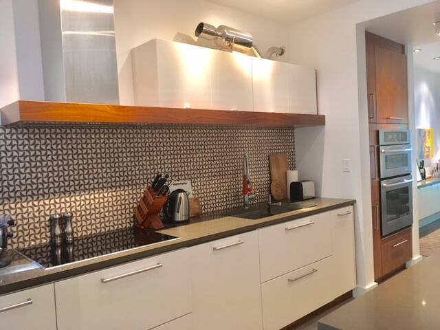 Leslieville’s Best – Stylish Designer’s Home gallery image 2