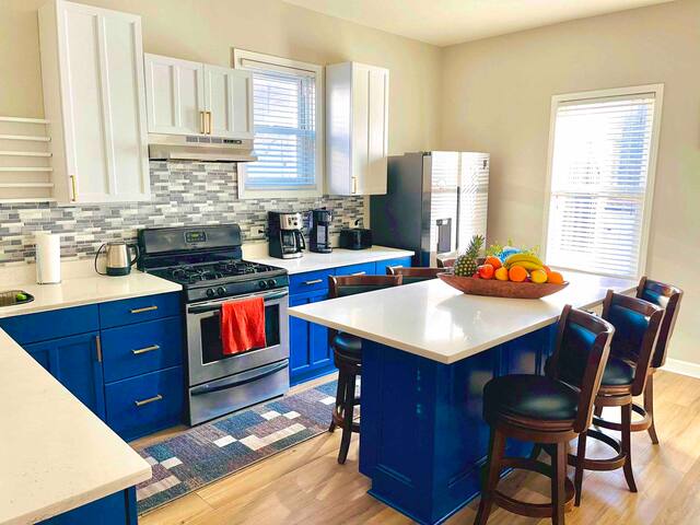 Lake View | Wrigley Designer House w/Patio gallery image 3