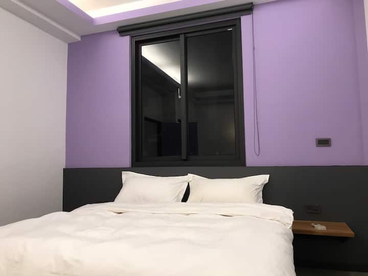 雙人房【小紫】
德泰名床～加大雙人床！
獨立筒設計！
房間裡有變頻空調，
獨立衛浴，還有兩扇大窗戶！
都是氣密窗喔～