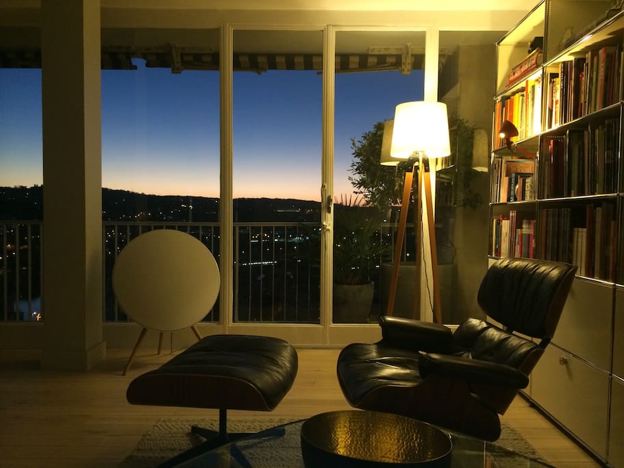 A la tombée de la nuit, profitez d'une vue magnifique sur les lumières de la ville