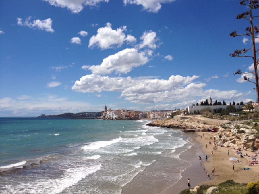 Beach to right side flat at less tan 5 minuts walking distance