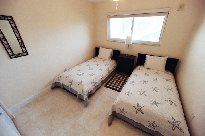 Segundo dormitorio con dos camas individuales.