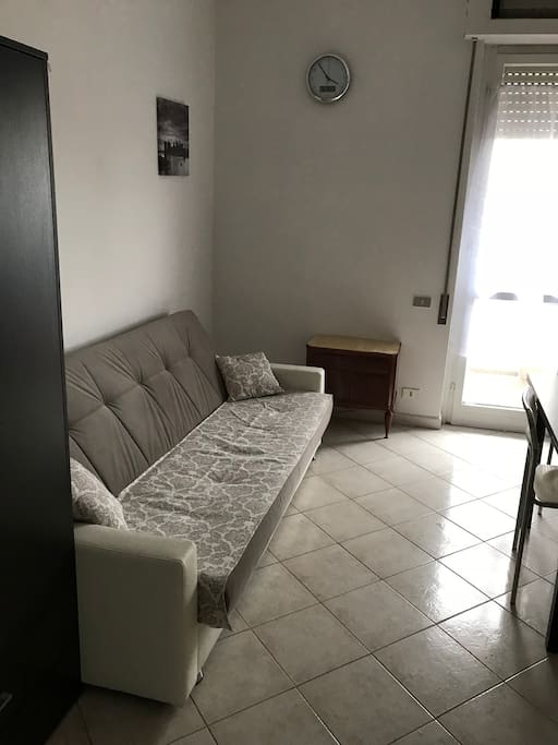 Divano letto dove possono dormire 2 persone . Larghezza 1,90 cm