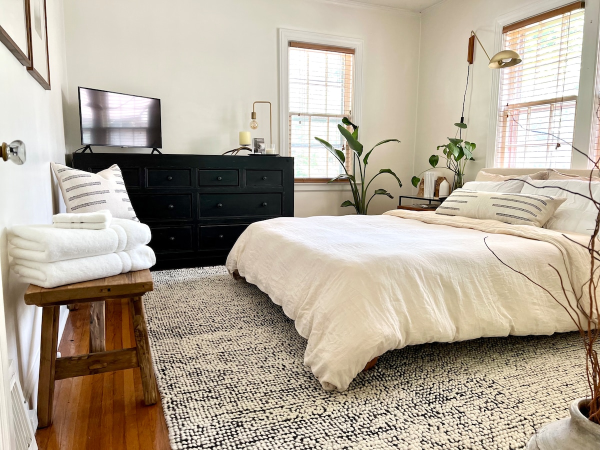 سرير بحجم كوين مع مرتبة أرجوانية وملاءات خيزران مريحة من الأرض وملاءات من الخيزران المريح 