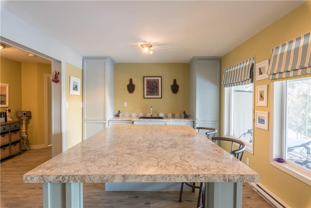 Large Island with Sink and Units