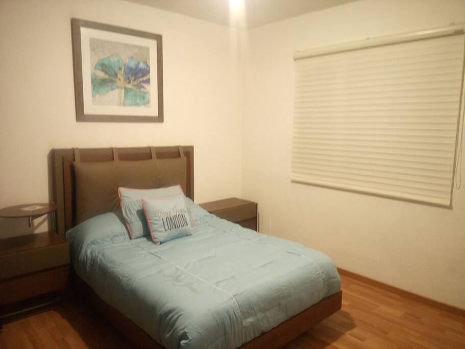 Decoración que hace un ambiente agradable, ventana amplia gran ventilación con mosquitero, recámara matrimonial.