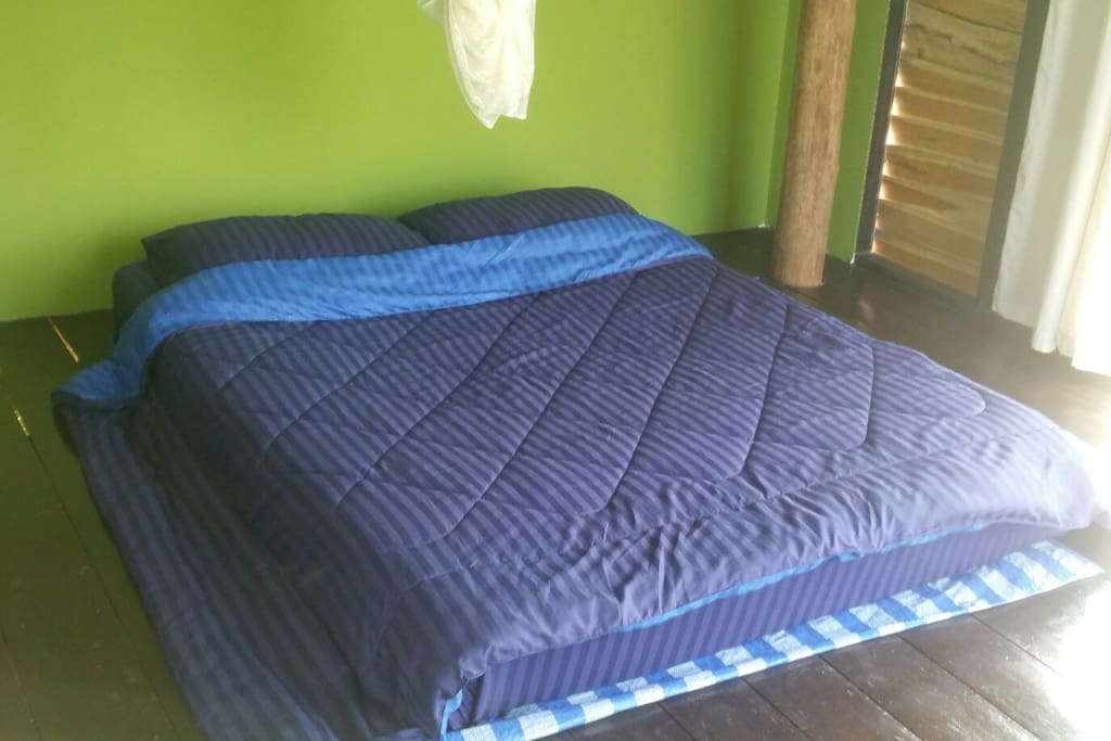 Queen bed in reaun krajoke