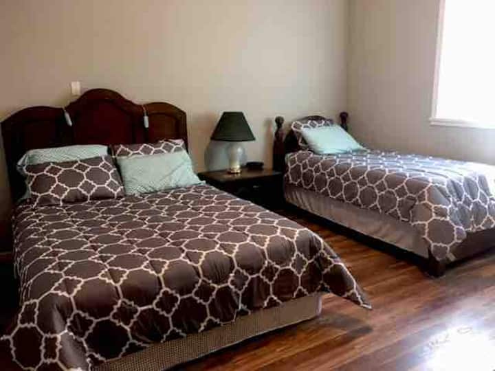 Spavaća soba br. 2, na prvom katu.  1 bračni krevet (širine 150-179 cm) i 1 bračni krevet (širine 150-179 cm).  Svaka spavaća soba ima utičnice/usb na noćnim ormarićima / svjetiljkama. Ima 32-inčni Roku TV. 
