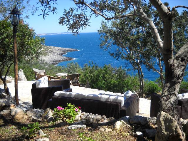 Incantevole villa con piscina a picco sul mare. gallery image 5