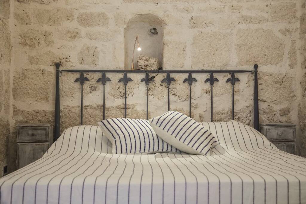 Alcova con letto matrimoniale