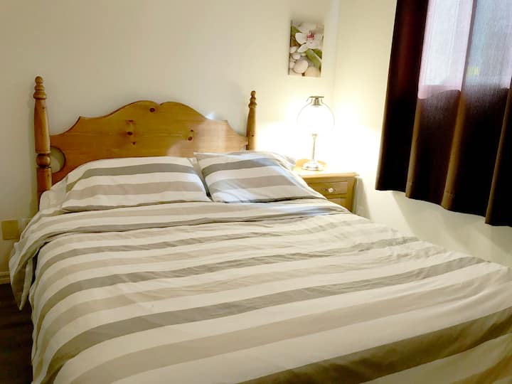 Spavaća soba u podrumu s bračnim krevetom/spavaća soba u prizemlju