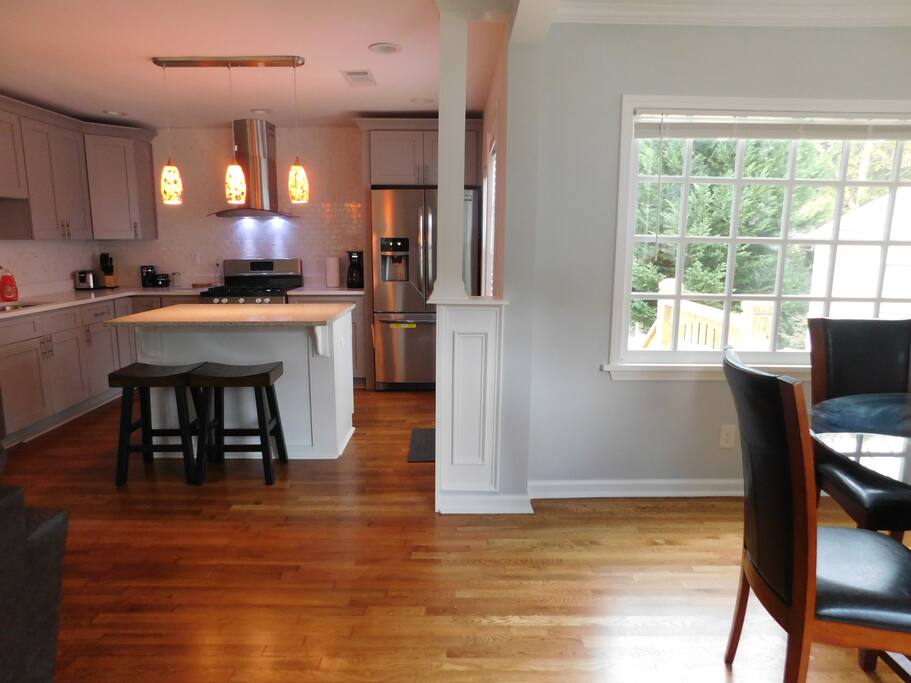 Open floor plan kitchen/living/dinning rooms