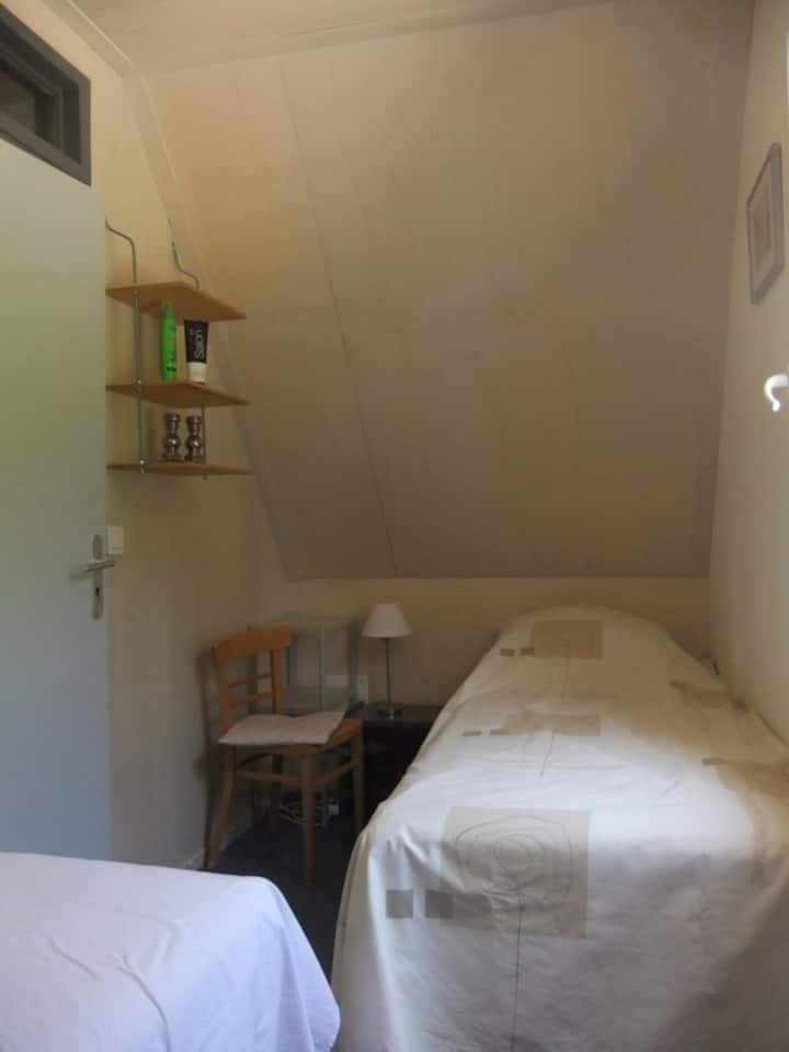 Slaapkamer 3
1 x bed 0.90 x 2.00m 
2e bed kan bijgeplaatst worden