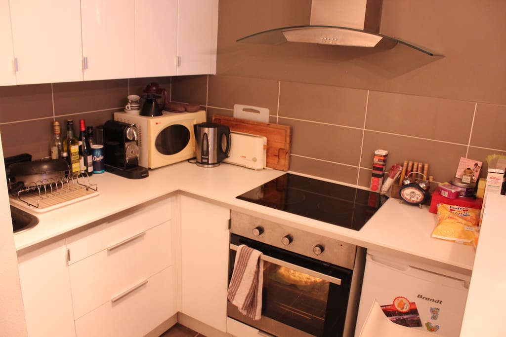 Kitchen, coffee machine, kettle, microwave, oven, hot plates, toaster...
