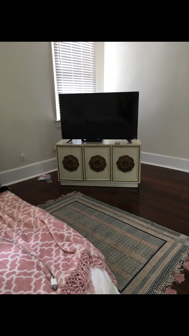 Televisión inteligente arriba y en la sala de estar 