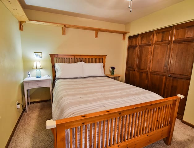 Cozy Queen bed - St Louis/Scott AFB