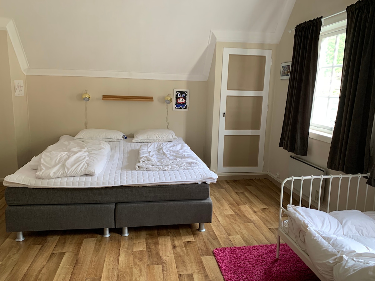 Cama doble, 200x180, cama de bebé de aprox. 150 de largo. Colchones en el armario