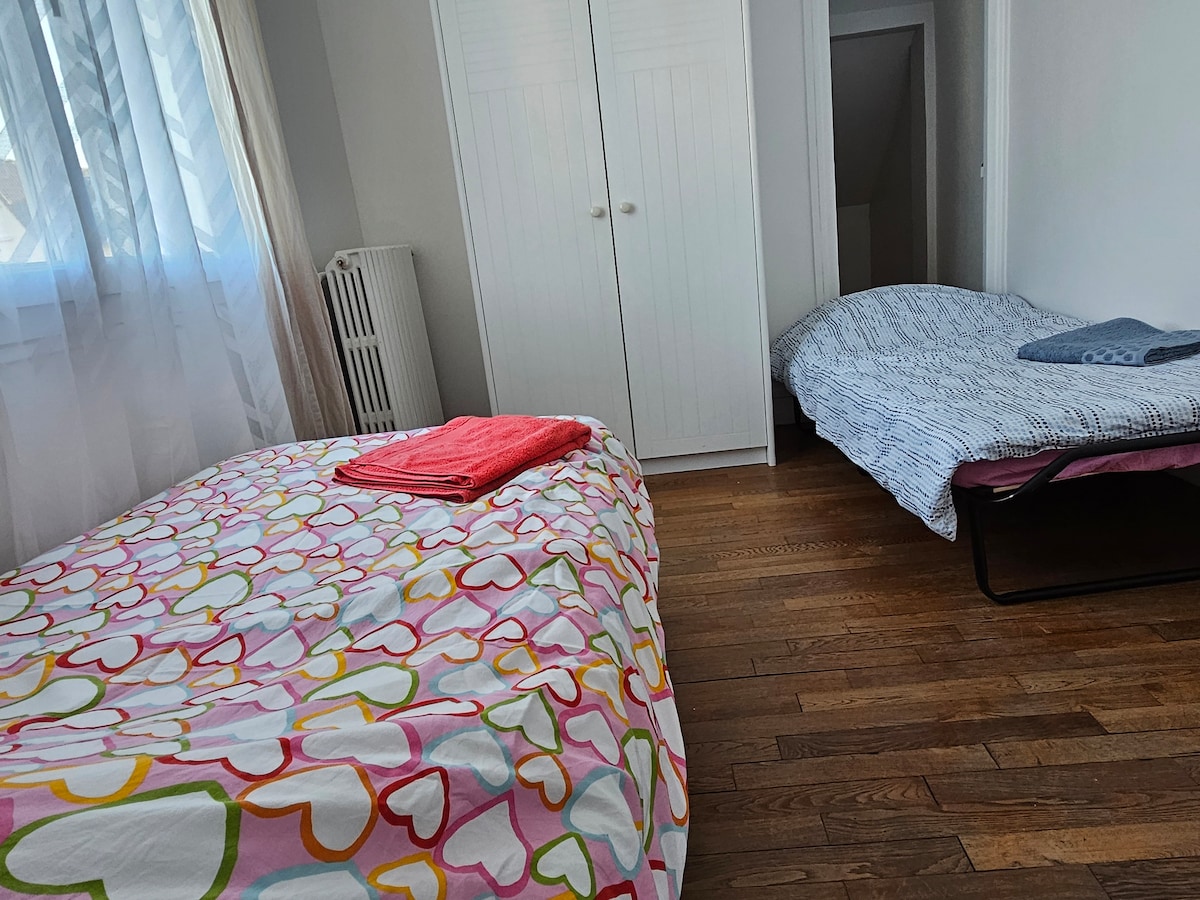 第二间卧室配有90X200床和折叠床90X190。