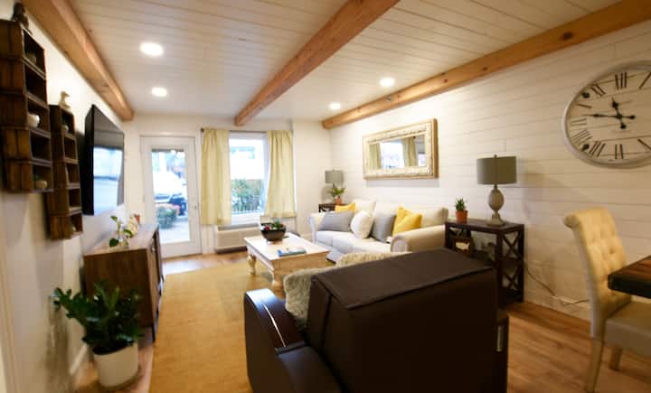 Otvoreni koncept poda s dnevnim boravkom, trpezarijom i kuhinjom kako bi gosti mogli ostati povezani. Pogled je iz trpezarije.