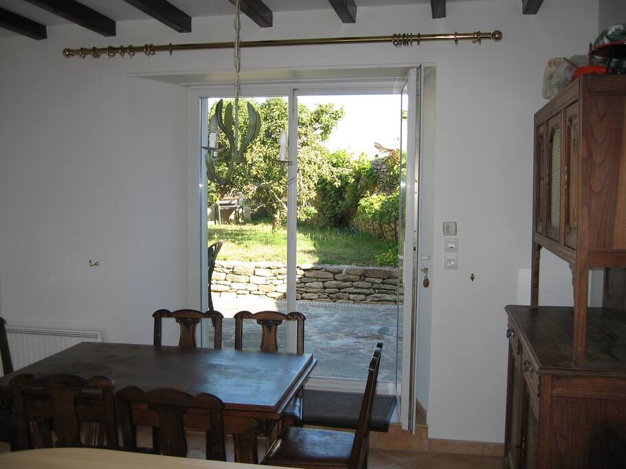 le coin salle à manger et le jardin