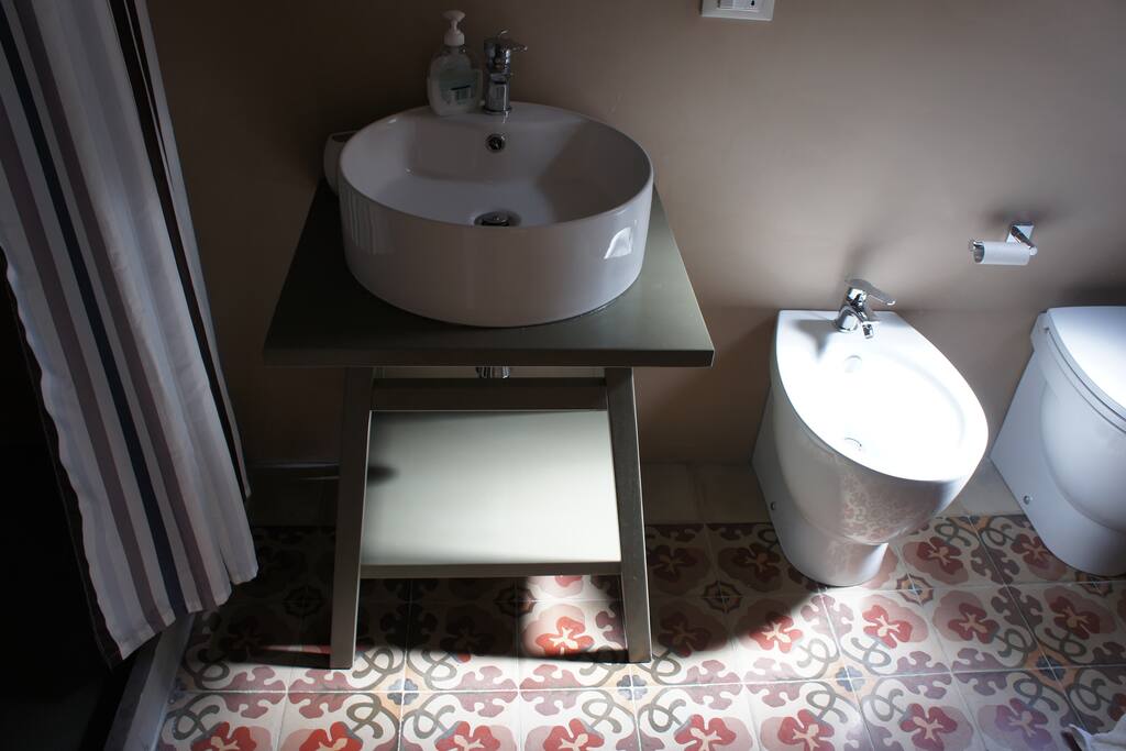 Bagno stanza rossa
