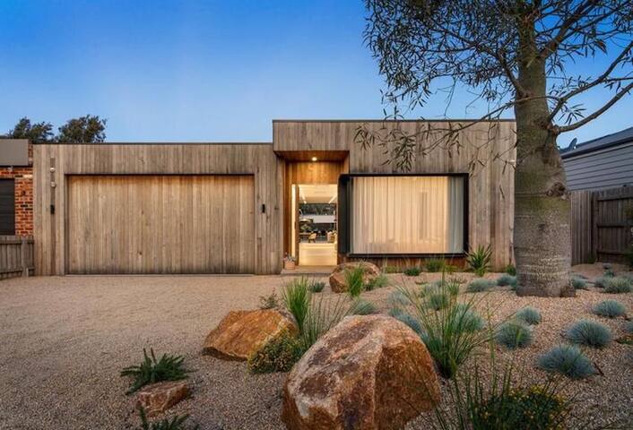 LUXE Poolside living, in the heart of Flinders gallery image 2