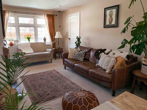 Top Airbnb: Peaceful 3 Bed Home with Unique Garden Room in Moortown
