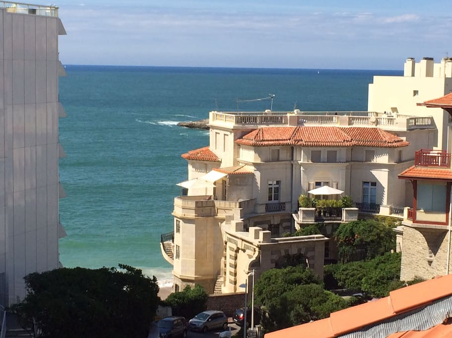 La plage est en bas de l'appartement, vue de la terrasse et du séjour