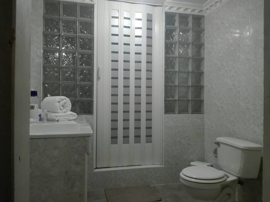Baño de la habitación guest house Imperio, como se muestra en la foto muy amplio y recién restaurado, agua fría y caliente 24 horas.