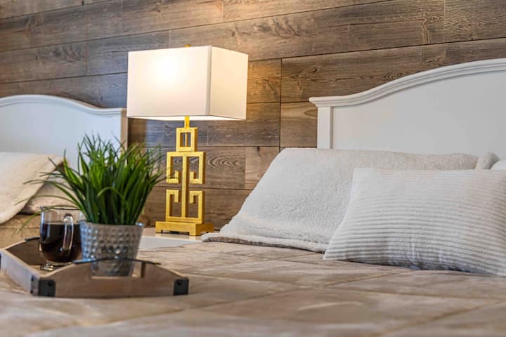 Родителската спалня е много уютна и красиво декорирана 