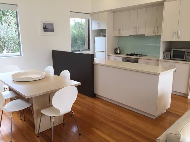 5 Simpson St – Front Beach Townhouse gallery image 4