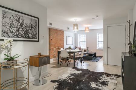 Brooklyn Brownstone - Chic Garden Apartment