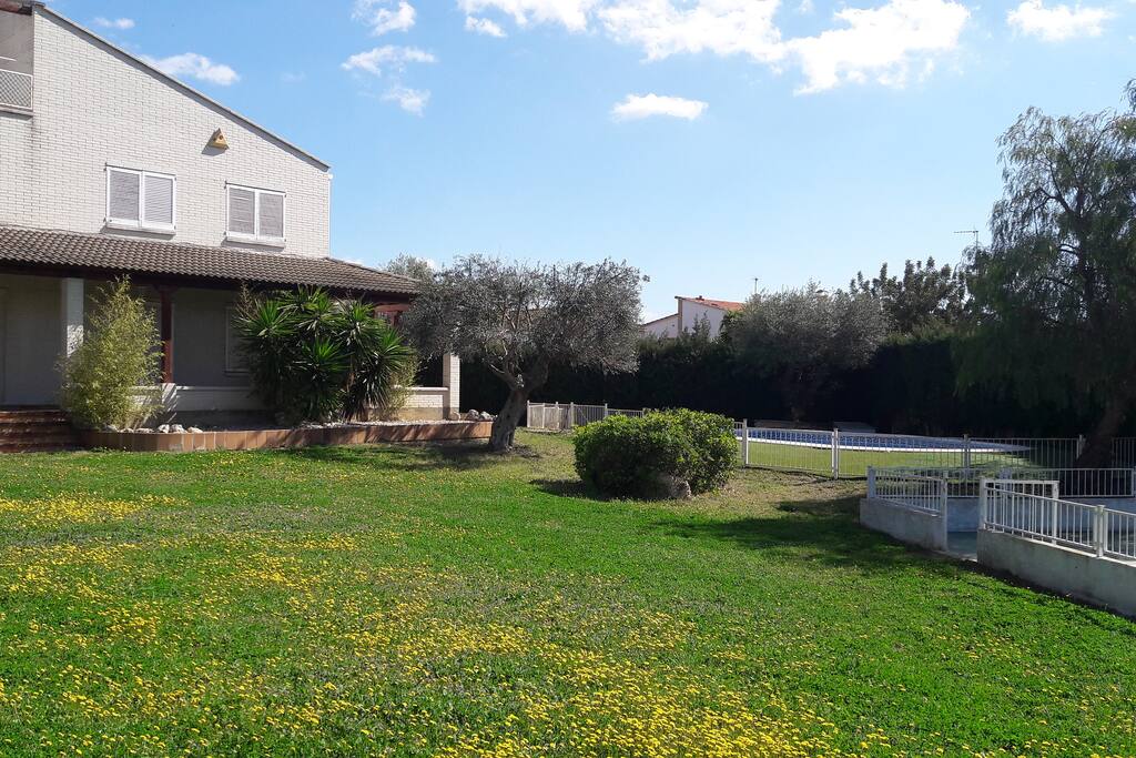 Jardín privado con piscina