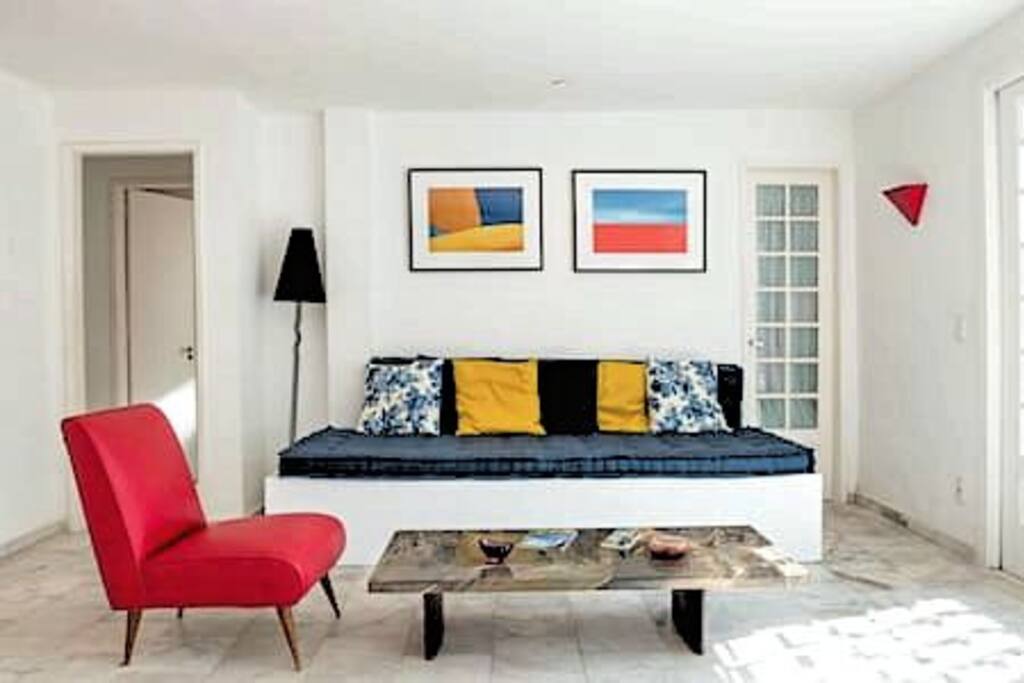 STYLISH LIVING ROOM
